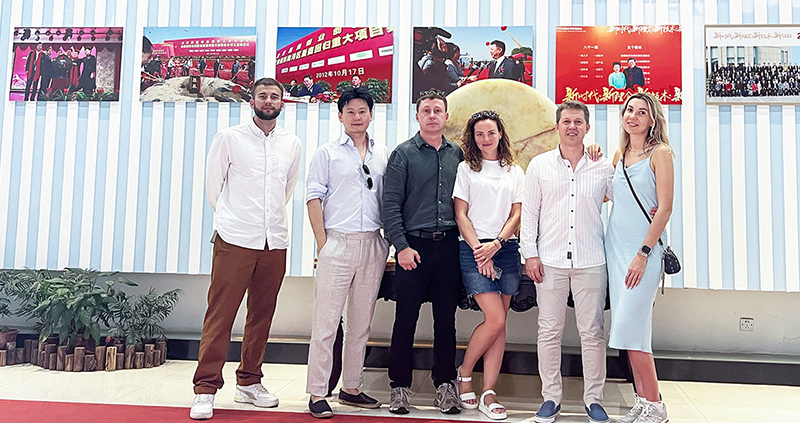 Damos una cálida bienvenida a Maskim y Alexander de la empresa elevadora Golbal